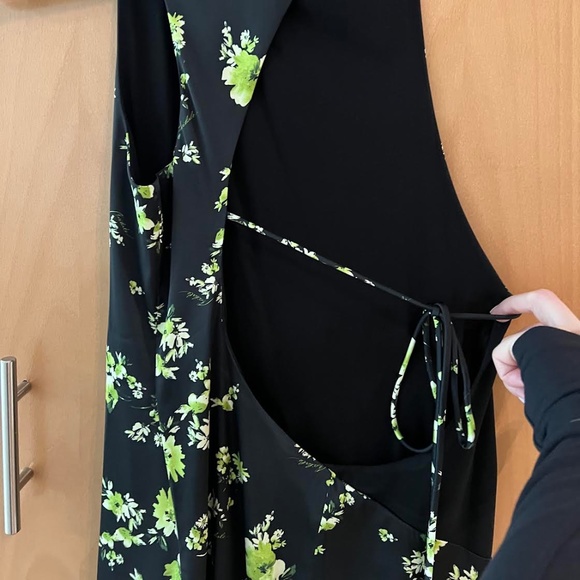 The Perfect Black Dress - Picture 6 of 9